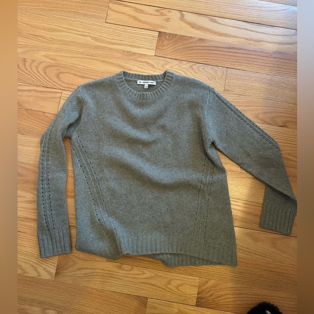 Cashmere sweater slightly oversized grey with little hole details on the bottom
